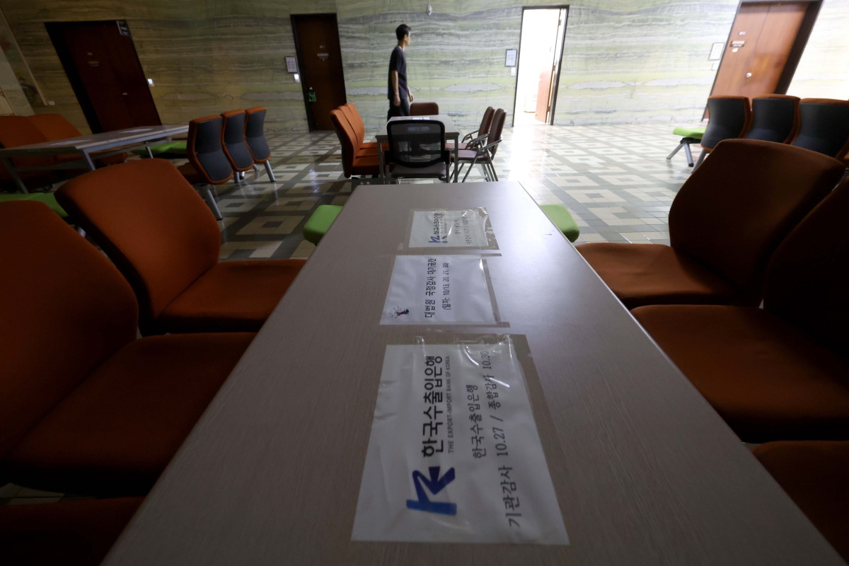 ▲이재명 정부 첫 국정감사를 하루 앞둔 12일 서울 여의도 국회 법제사법위원회 회의실 인근 대기석에 각 기관 관계자들의 자리 선점을 위한 용지가 붙어있다. 비상계엄으로 막을 내린 전임 윤석열 정부와 넉 달 동안 국정을 운영한 현 정부가 모두 대상인 만큼, 여야는 어느 때보다 거센 공방을 벌일 것으로 예상된다. 신태현 기자 holjjak@
