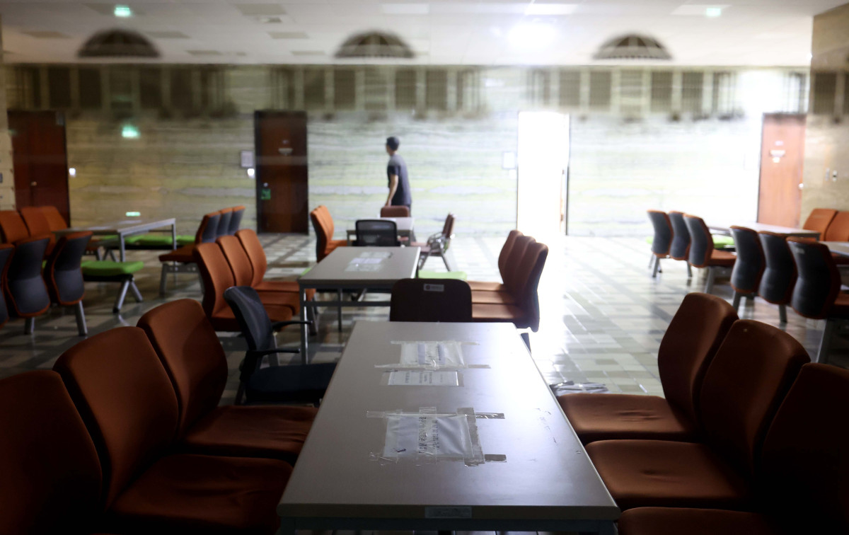 ▲이재명 정부 첫 국정감사를 하루 앞둔 12일 서울 여의도 국회 법제사법위원회 회의실 인근 대기석에 각 기관 관계자들의 자리 선점을 위한 용지가 붙어있다. 비상계엄으로 막을 내린 전임 윤석열 정부와 넉 달 동안 국정을 운영한 현 정부가 모두 대상인 만큼, 여야는 어느 때보다 거센 공방을 벌일 것으로 예상된다. 신태현 기자 holjjak@