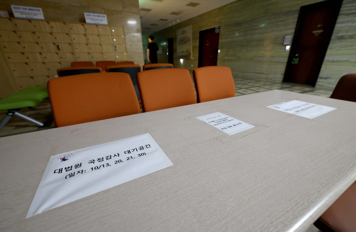 ▲이재명 정부 첫 국정감사를 하루 앞둔 12일 서울 여의도 국회 법제사법위원회 회의실 인근 대기석에 각 기관 관계자들의 자리 선점을 위한 용지가 붙어있다. 비상계엄으로 막을 내린 전임 윤석열 정부와 넉 달 동안 국정을 운영한 현 정부가 모두 대상인 만큼, 여야는 어느 때보다 거센 공방을 벌일 것으로 예상된다. 신태현 기자 holjjak@