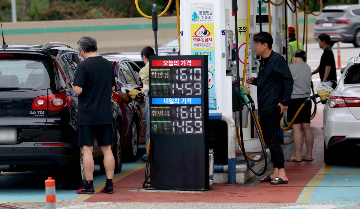 ▲추석 연휴기간 주유소 기름값이 3주 연속 상승세를 보인 가운데 12일 서울 서초구 만남의 광장 주유소에서 시민들이 주유를 하고 있다. 10월 셋째 주는 국제유가 하락에 따라 휘발유 가격의 약세가 전망되지만, 경유는 국제유가 변동이 적은 상황에서 환율 등락의 반영으로 보합세가 예상된다. 한국석유공사 유가정보시스템 오피넷에 따르면 10월 둘째 주 휘발유 평균 판매가격은 리터(L)당 1663.2원으로 전주 대비 1.9원 상승했다. 경유 판매가격은 1535.6원으로 2.6원 올랐다. 휘발유와 경유의 판매가격은 지난달 넷째 주 상승 전환한 이후 3주 연속 상승했다. 신태현 기자 holjjak@