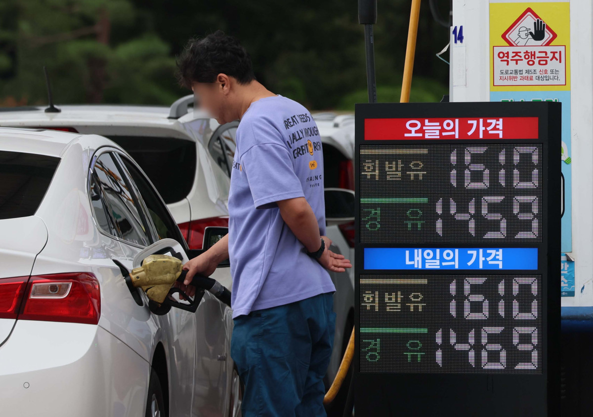 ▲추석 연휴기간 주유소 기름값이 3주 연속 상승세를 보인 가운데 12일 서울 서초구 만남의 광장 주유소에서 시민들이 주유를 하고 있다. 10월 셋째 주는 국제유가 하락에 따라 휘발유 가격의 약세가 전망되지만, 경유는 국제유가 변동이 적은 상황에서 환율 등락의 반영으로 보합세가 예상된다. 한국석유공사 유가정보시스템 오피넷에 따르면 10월 둘째 주 휘발유 평균 판매가격은 리터(L)당 1663.2원으로 전주 대비 1.9원 상승했다. 경유 판매가격은 1535.6원으로 2.6원 올랐다. 휘발유와 경유의 판매가격은 지난달 넷째 주 상승 전환한 이후 3주 연속 상승했다. 신태현 기자 holjjak@