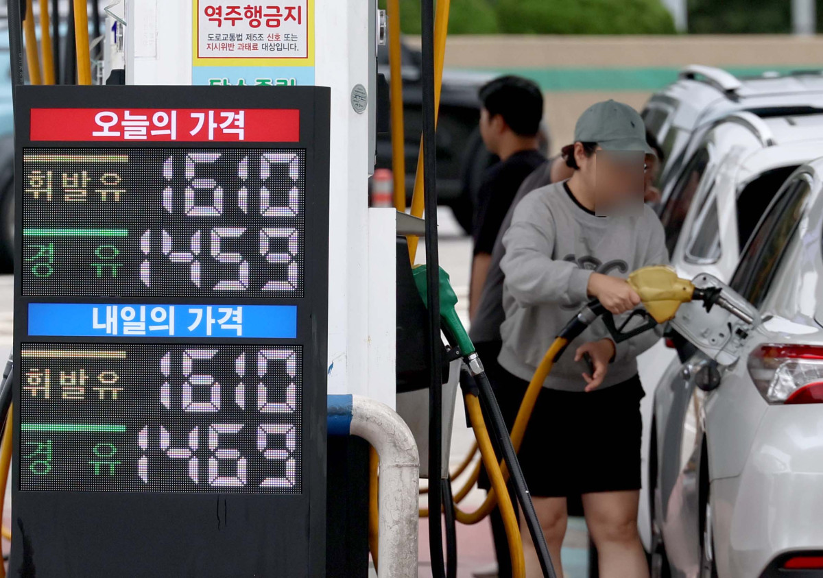 ▲추석 연휴기간 주유소 기름값이 3주 연속 상승세를 보인 가운데 12일 서울 서초구 만남의 광장 주유소에서 시민들이 주유를 하고 있다. 10월 셋째 주는 국제유가 하락에 따라 휘발유 가격의 약세가 전망되지만, 경유는 국제유가 변동이 적은 상황에서 환율 등락의 반영으로 보합세가 예상된다. 한국석유공사 유가정보시스템 오피넷에 따르면 10월 둘째 주 휘발유 평균 판매가격은 리터(L)당 1663.2원으로 전주 대비 1.9원 상승했다. 경유 판매가격은 1535.6원으로 2.6원 올랐다. 휘발유와 경유의 판매가격은 지난달 넷째 주 상승 전환한 이후 3주 연속 상승했다. 신태현 기자 holjjak@