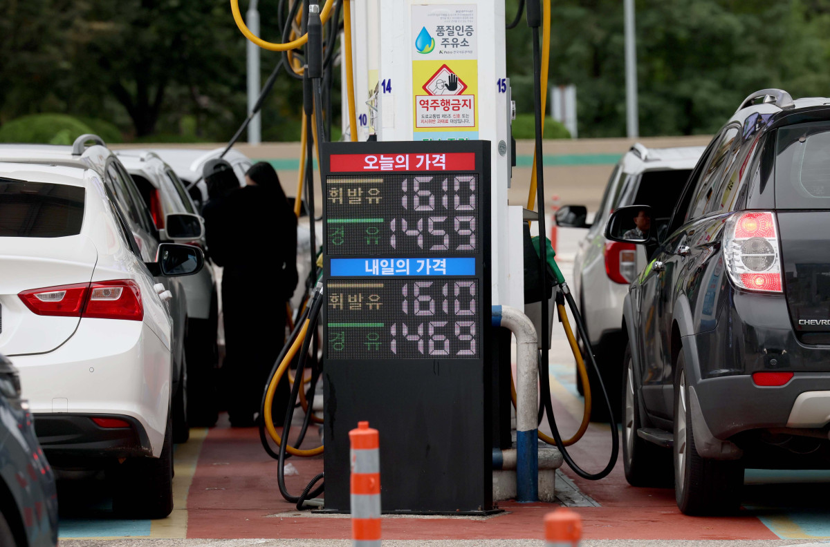 ▲추석 연휴기간 주유소 기름값이 3주 연속 상승세를 보인 가운데 12일 서울 서초구 만남의 광장 주유소에서 시민들이 주유를 하고 있다. 10월 셋째 주는 국제유가 하락에 따라 휘발유 가격의 약세가 전망되지만, 경유는 국제유가 변동이 적은 상황에서 환율 등락의 반영으로 보합세가 예상된다. 한국석유공사 유가정보시스템 오피넷에 따르면 10월 둘째 주 휘발유 평균 판매가격은 리터(L)당 1663.2원으로 전주 대비 1.9원 상승했다. 경유 판매가격은 1535.6원으로 2.6원 올랐다. 휘발유와 경유의 판매가격은 지난달 넷째 주 상승 전환한 이후 3주 연속 상승했다. 신태현 기자 holjjak@
