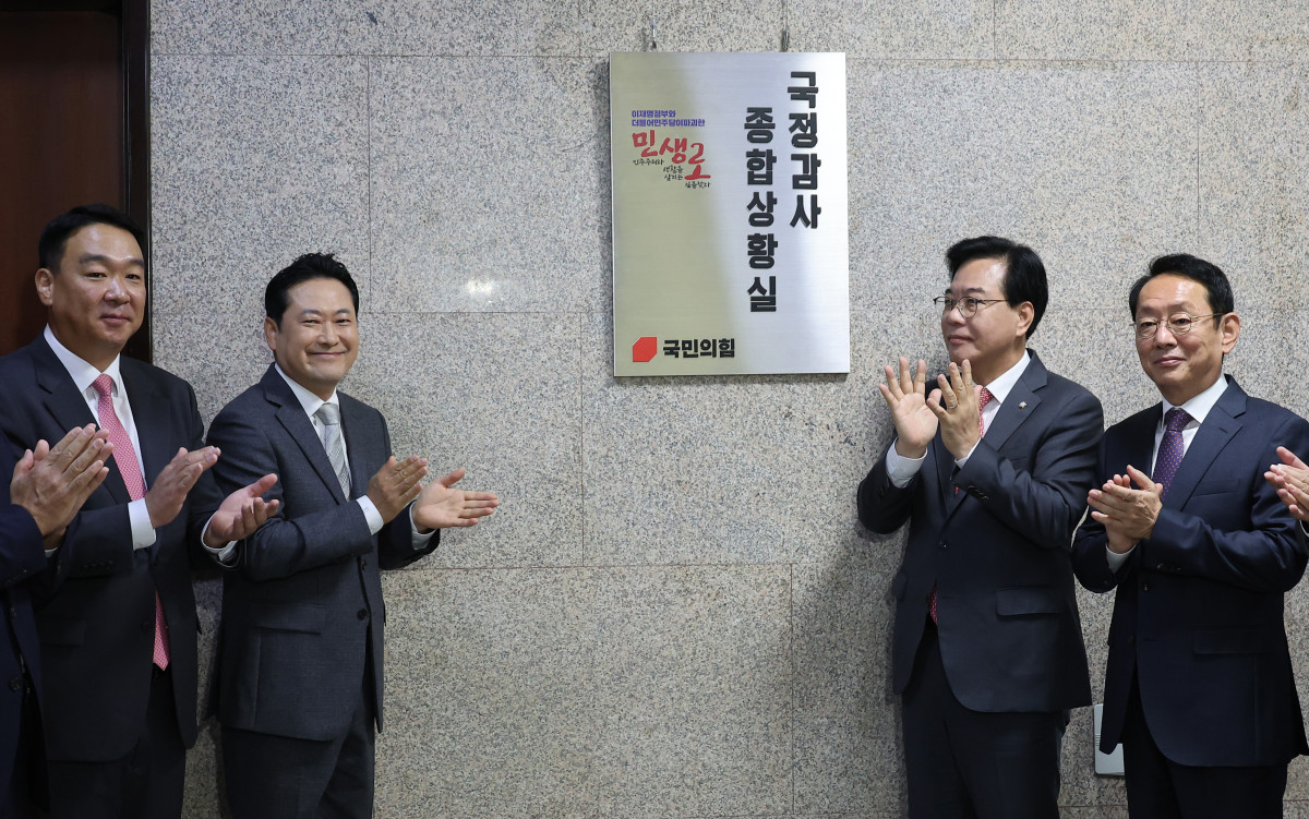 ▲국민의힘 장동혁 대표와 송언석 원내대표가 10일 서울 여의도 국회에서 국정감사 종합상황실 현판 제막을 하고 박수치고 있다. 2025.10.10 (연합뉴스)