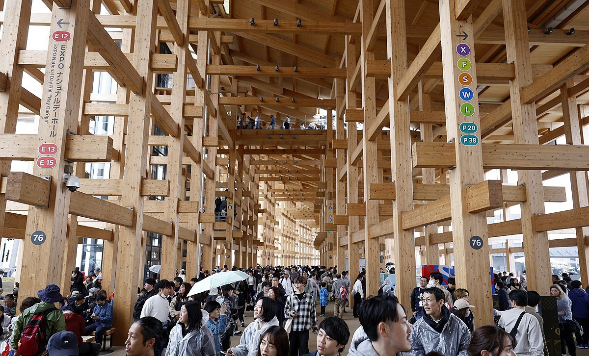 ▲오사카 엑스포를 구경하고 있는 관람객들의 모습. (EPA연합뉴스)