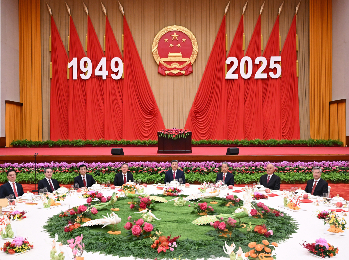 ▲시진핑(가운데) 중국 국가주석과 공산당 관료들이 지난달 30일 베이징에서 열린 건국 76주년 기념 리셉션에 참석하고 있다. 베이징/신화연합뉴스