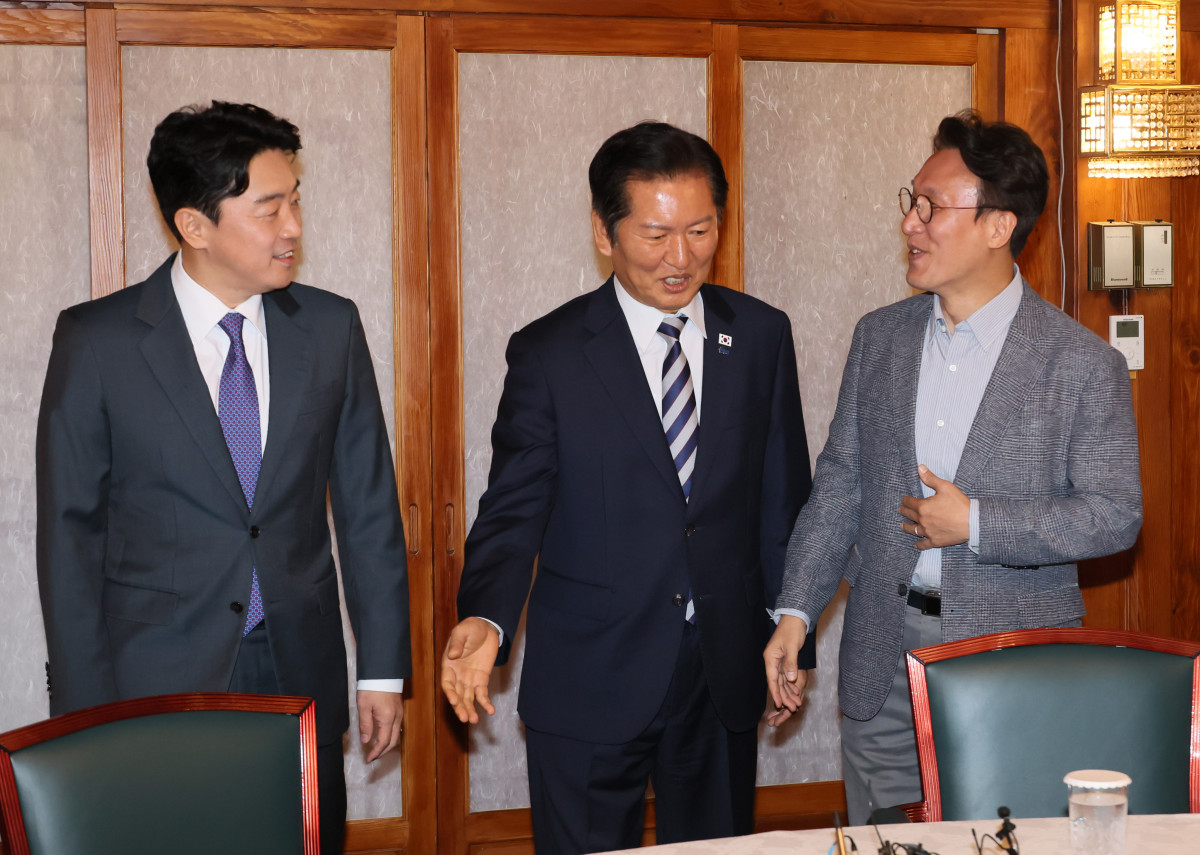 ▲김민석 국무총리가 12일 서울 종로구 총리공관에서 열린 고위당정협의회에서 강훈식 대통령 비서실장, 더불어민주당 정청래 대표와 인사를 나누고 있다. (사진=연합뉴스)