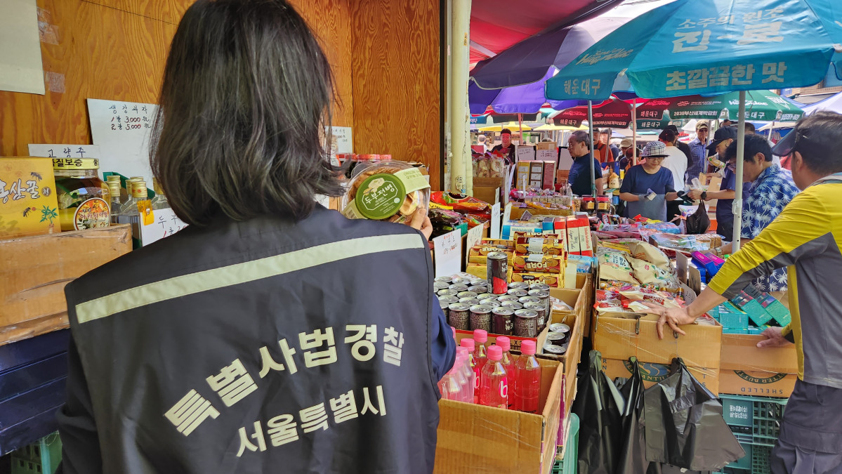 ▲서울시 민생사법경찰국이 지난달 25일 소비기한 경과제품 판매 등을 단속하는 모습 (서울시)