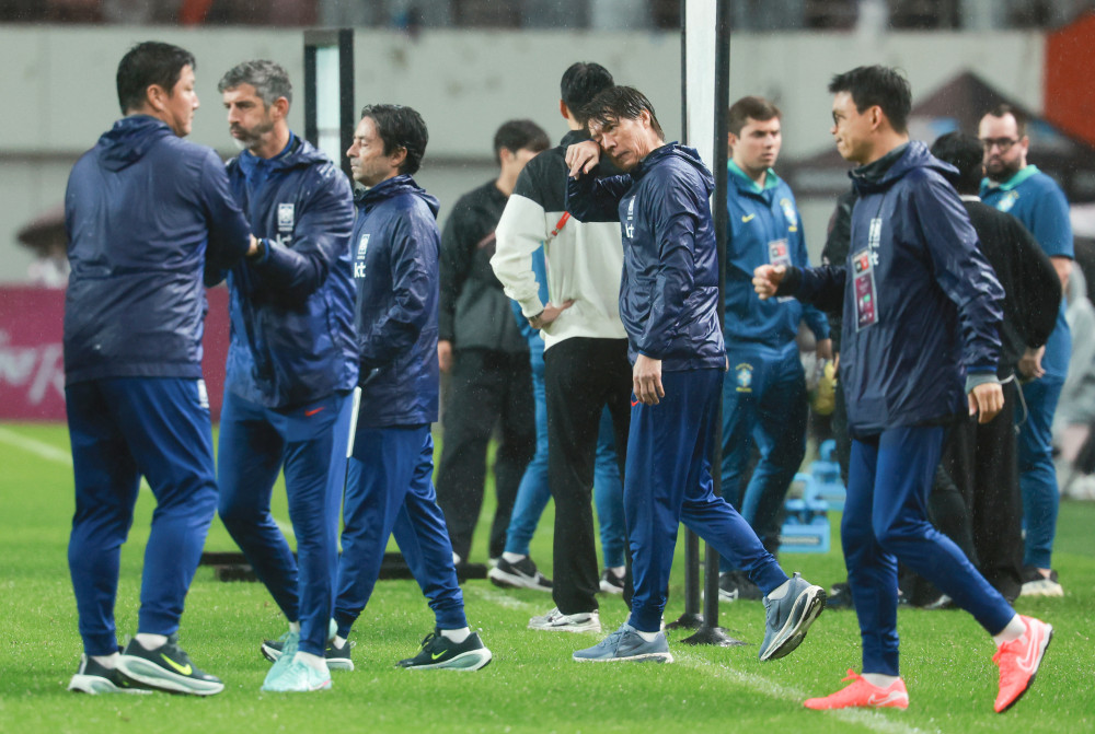 ▲10일 서울 마포구 서울월드컵경기장에서 열린 한국과 브라질 축구 대표팀의 친선경기. 5-0으로 패배한 한국 홍명보 감독이 빗물을 닦고 있다. (연합뉴스)
