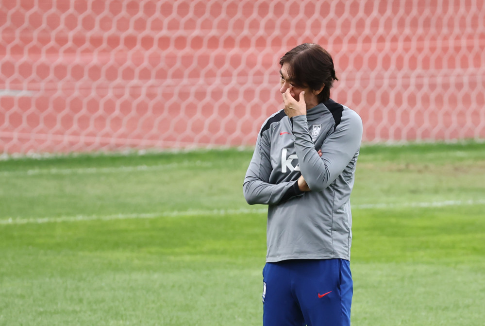 ▲홍명보 대한민국 축구 국가대표팀 감독이 12일 경기 고양종합운동장 보조구장에서 열린 공식 훈련에서 생각에 잠겨 있다.  (연합뉴스)