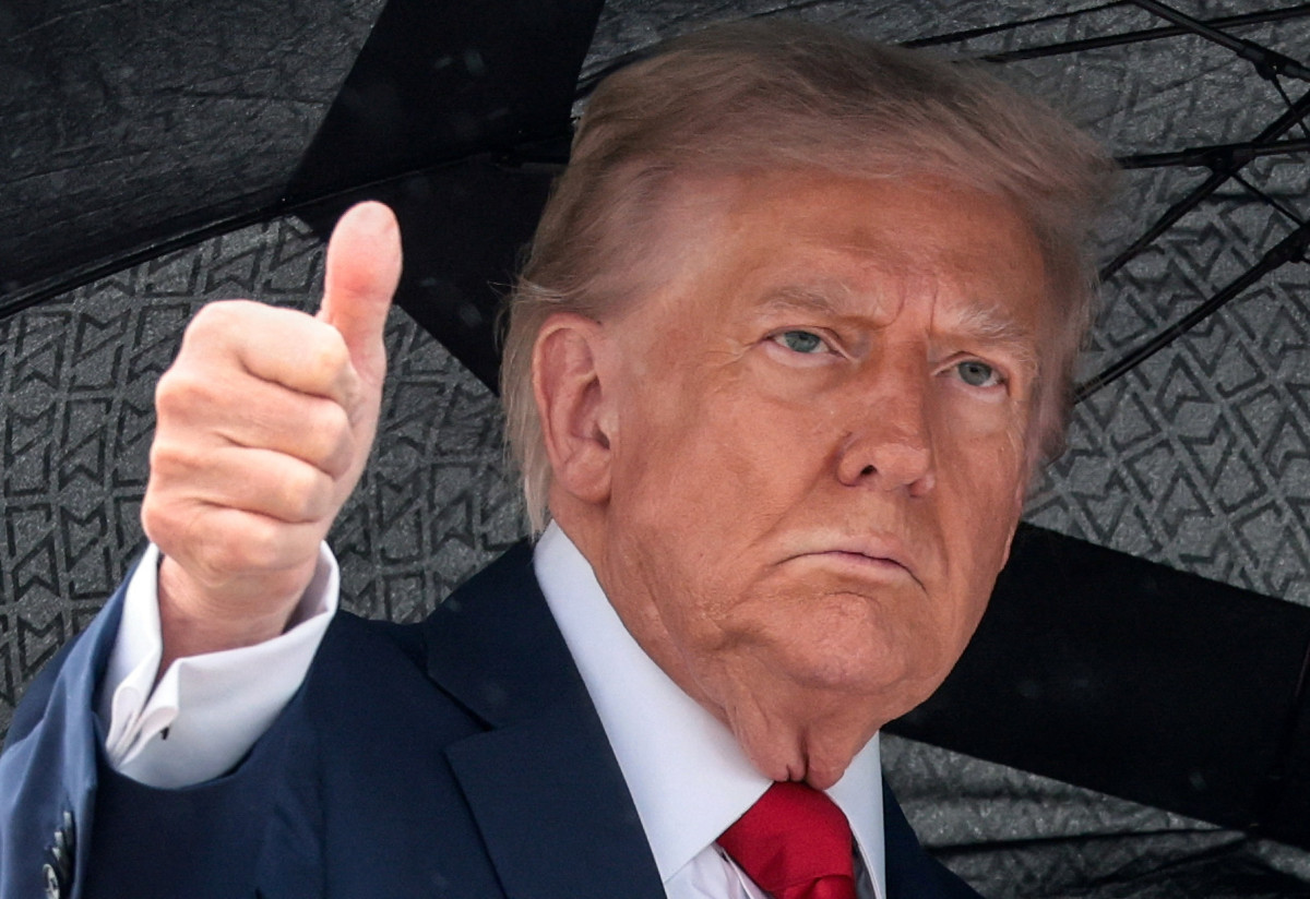 ▲도널드 트럼프 미국 대통령이 12일(현지시간) 중동 방문을 위해 워싱턴DC 인근의 앤드루스 공군기지에서 에어포스원(대통령 전용기)에 탑승하고 있다. (로이터=연합뉴스)