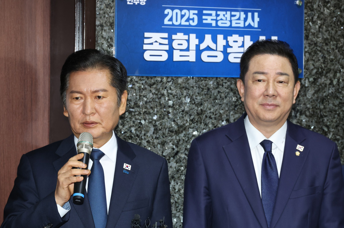 ▲정청래 더불어민주당 대표(왼쪽)가 13일 서울 여의도 국회에서 열린 민주당 국정감사 상황실 개소식에서 현판을 제막한 뒤 발언하고 있다. 오른쪽은 김병기 원내대표. (사진=연힙뉴스)