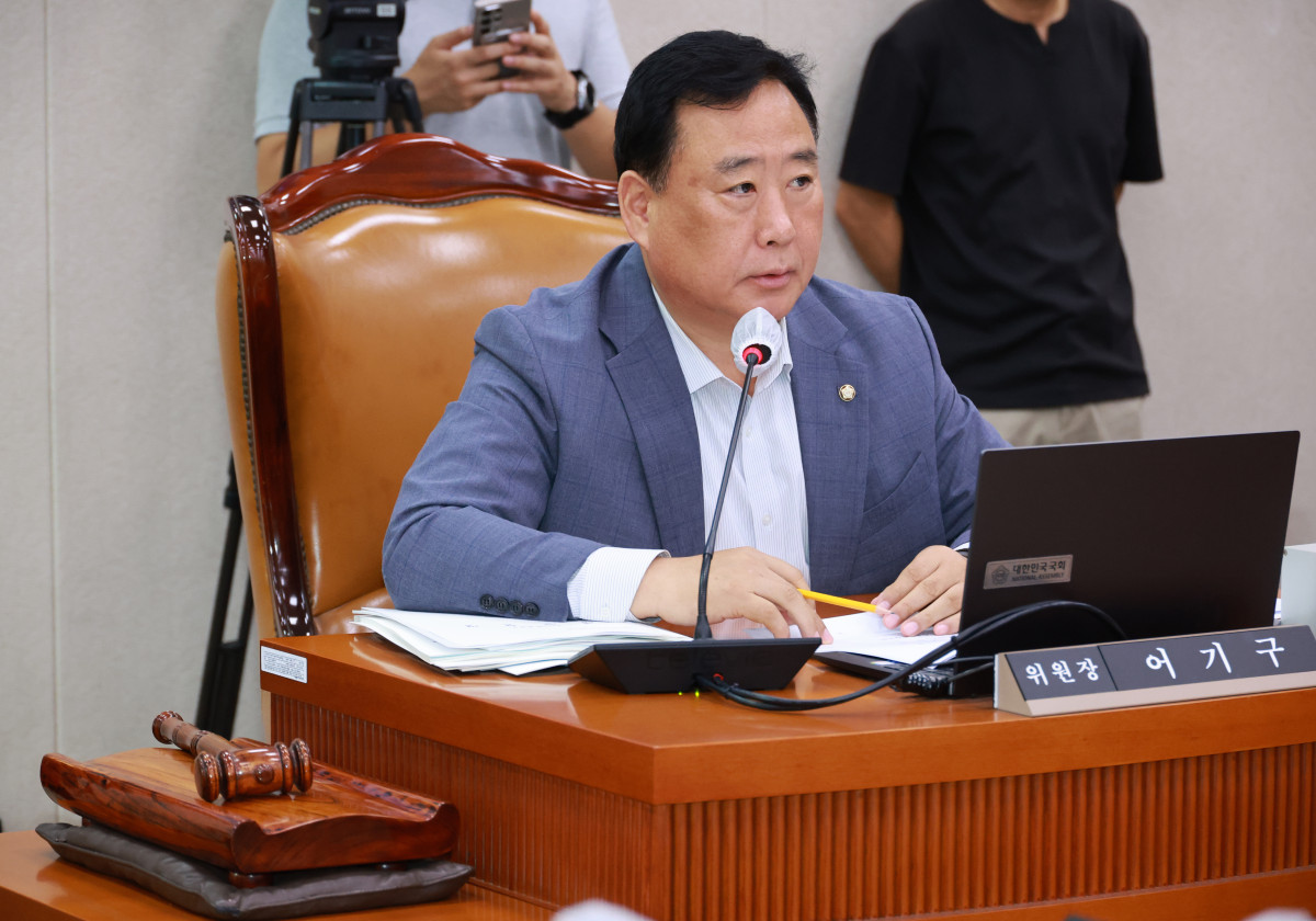 ▲어기구 국회 농림축산식품해양수산위원회 위원장이 26일 오전 서울 여의도 국회에서 열린 전체회의를 주재하고 있다. 2025.08.26.  (뉴시스)