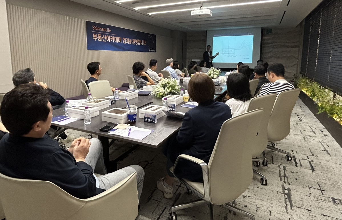 ▲올해 9월 진행한 신한라이프 ‘2025 WM 부동산 아카데미’에서 고객들이 전문 강사의 강의를 듣고 있다. (제공 신한라이프)