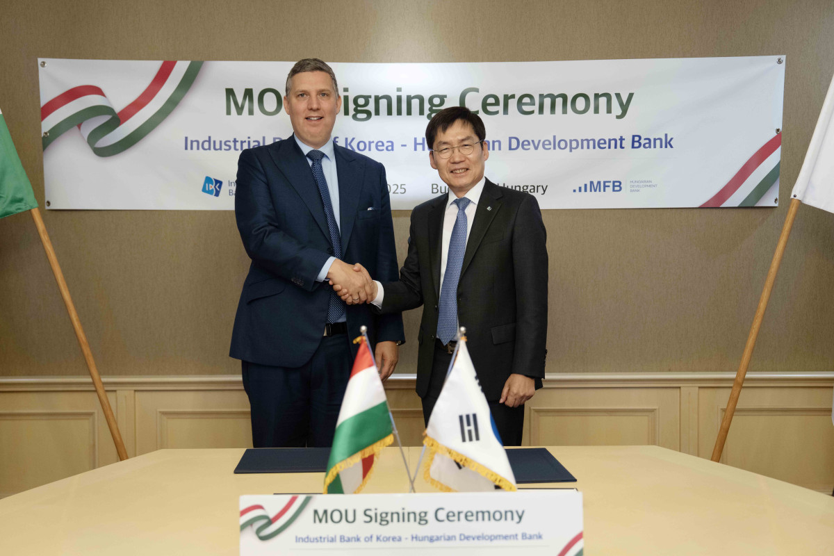 ▲김형일 IBK기업은행 전무이사(오른쪽)와 졸튼 잠보키 헝가리 개발은행 전무이사(Zoltán Zsámbok가 2일(현지시간) 헝가리 부다페스트 소재 헝가리 개발은행 본사에서 협약식을 마치고 기념촬영을 하고 있다. (사진제공=IBK기업은행)