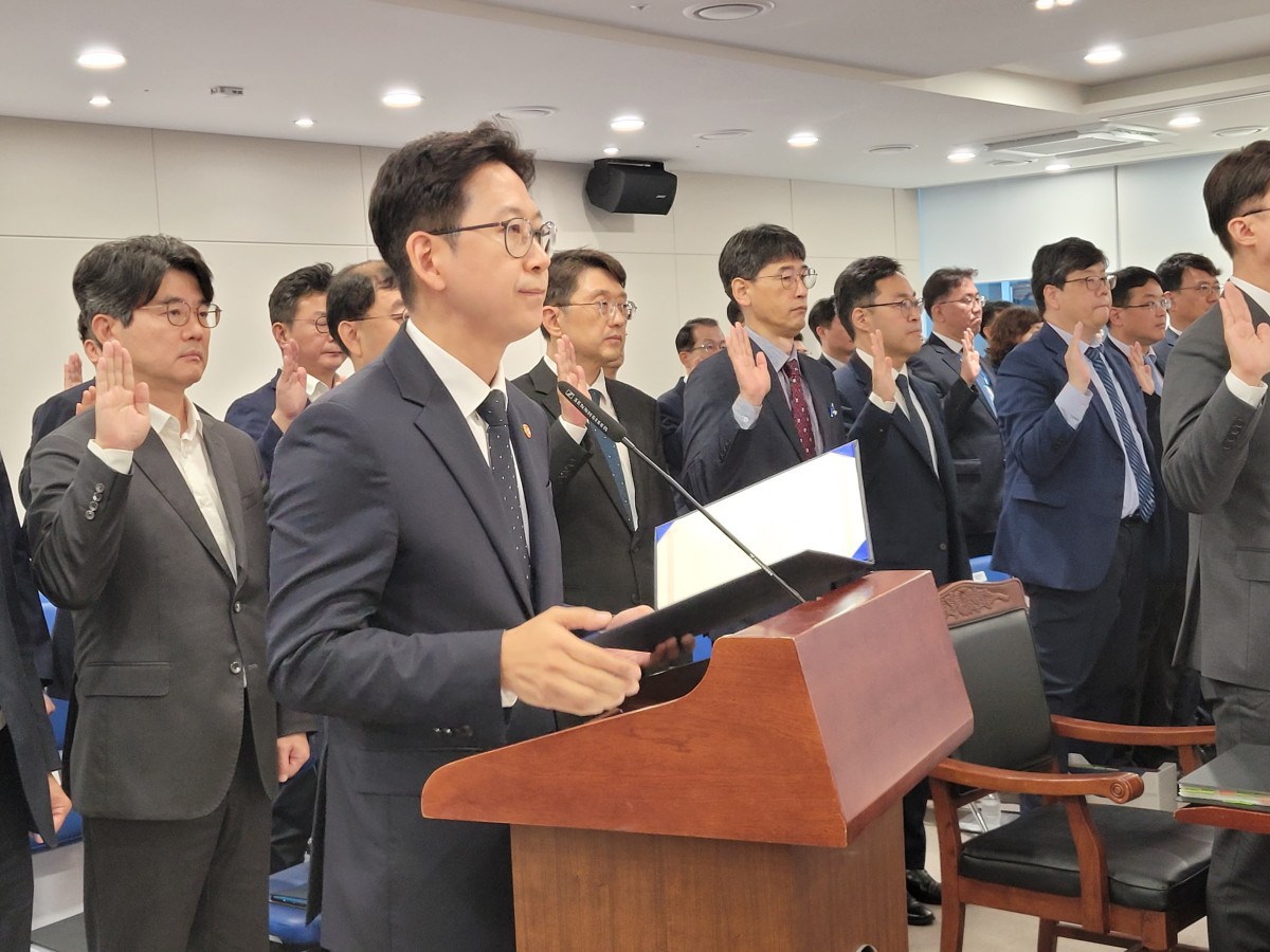 ▲13일 세종시 정부세종청사에서 열린 국회 과학기술정보방송통신위원회의 과학기술정보통신부에 대한 국정감사에서 배경훈 부총리 겸 과기정통부 장관이 증인선서를 하고 있다. (김연진)