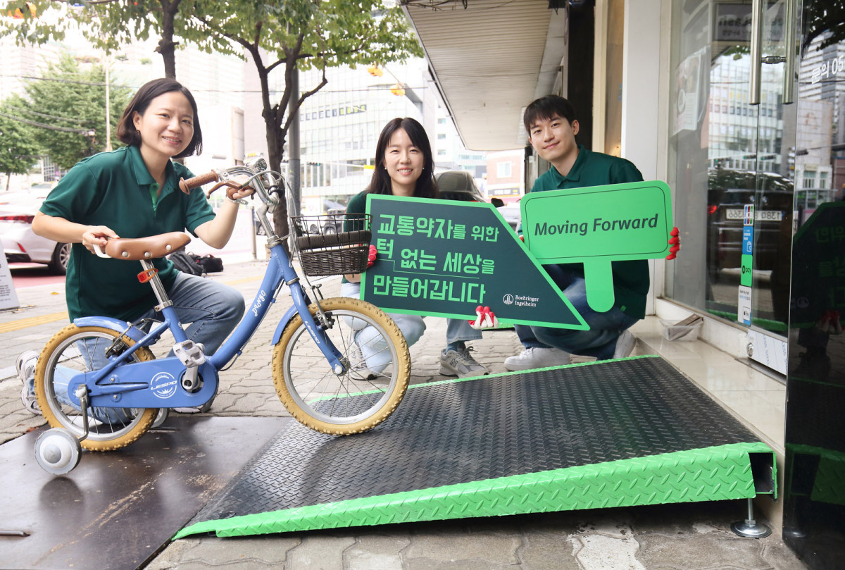 ▲한국베링거인겔하임 임직원들이 무빙포워드 캠페인의 일환으로 서울 중구 약수동에 위치한 주요 시설 및 점포 10곳에 직접 경사로를 설치했다. (한국베링거인겔하임)