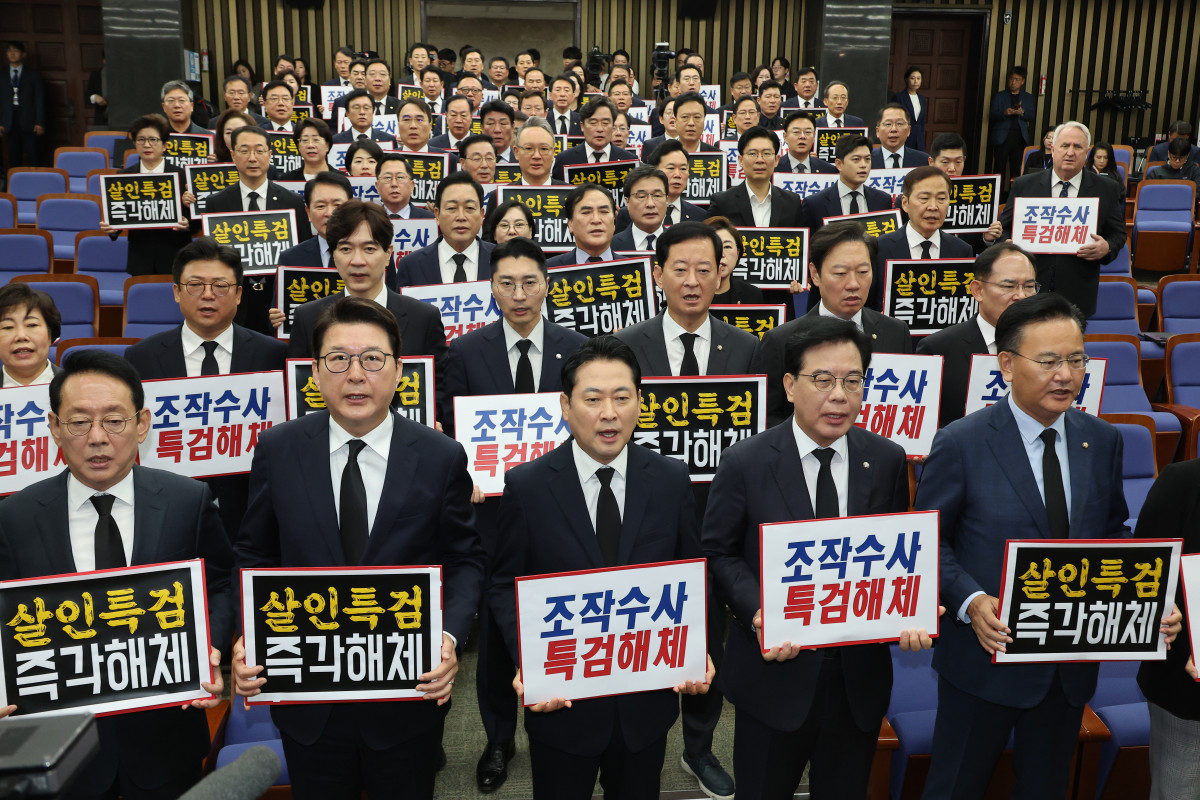 ▲국민의힘 장동혁 대표, 송언석 원내대표 등 의원들이 13일 서울 여의도 국회에서 열린 긴급 의원총회에서 경기도 양평군 공무원 A씨가 김건희 여사 관련 의혹을 수사하는 민중기 특별검사팀의 소환 조사를 받은 뒤 숨진 채 발견된 것과 관련, 특검 수사 규탄 피케팅을 하고 있다. 2025.10.13 (연합뉴스)