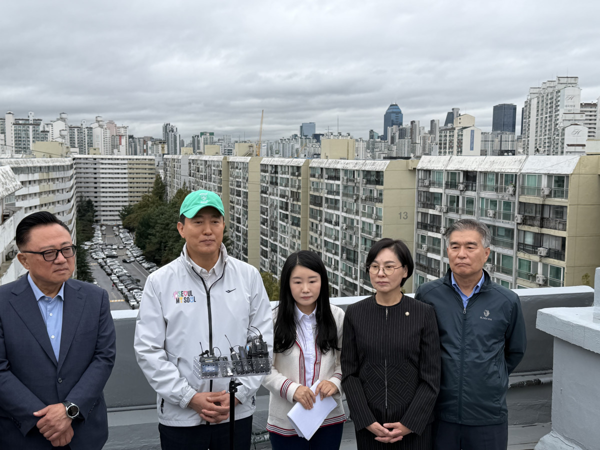▲오세훈 서울시장(왼쪽 두번째)이 13일 서울 강남구 은마아파트를 방문했다. 조유정 기자 youjung@