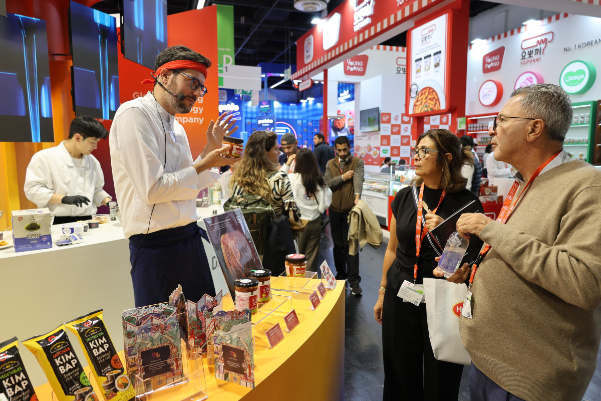 ▲독일 쾰른에서 열린 아누가 2025 박람회 대상 부스에서 김치 쿠킹쇼를 진행한 쉐프 파브리 씨가 방문객들에게 종가 김치를 설명하고 있다. (사진제공=대상)