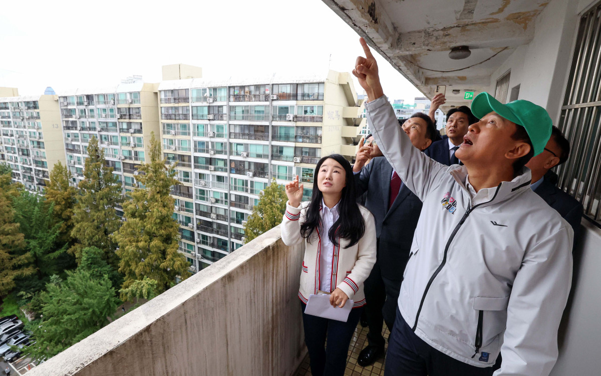 ▲오세훈 서울시장이 13일 오전 재건축 정비계획 변경안이 통과된 서울 강남구 대치동 은마아파트를 찾아 현장을 둘러보고 있다. 신태현 기자 holjjak@