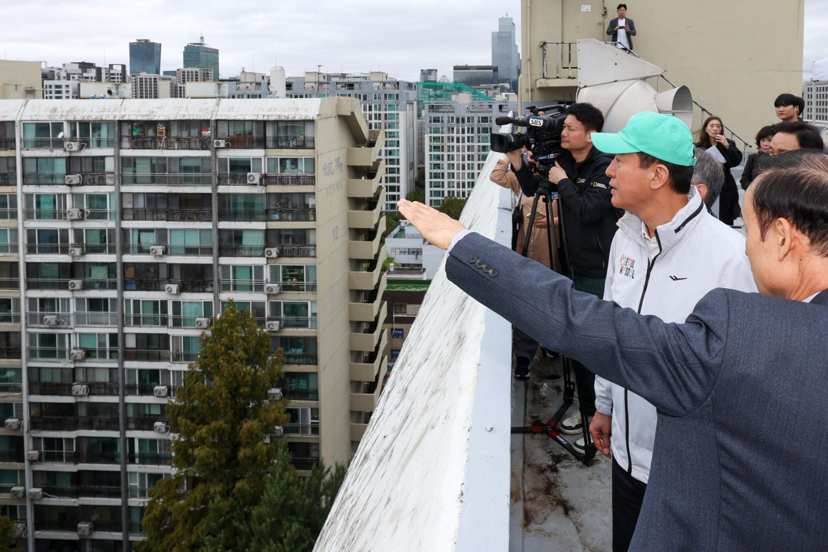 ▲오세훈 서울시장이 13일 재건축 정비계획 변경안이 통과돼 재건축 정비사업에 속도가 붙은 서울 강남구 은마아파트를 둘러보고 있다. 신태현 기자 holjjak@