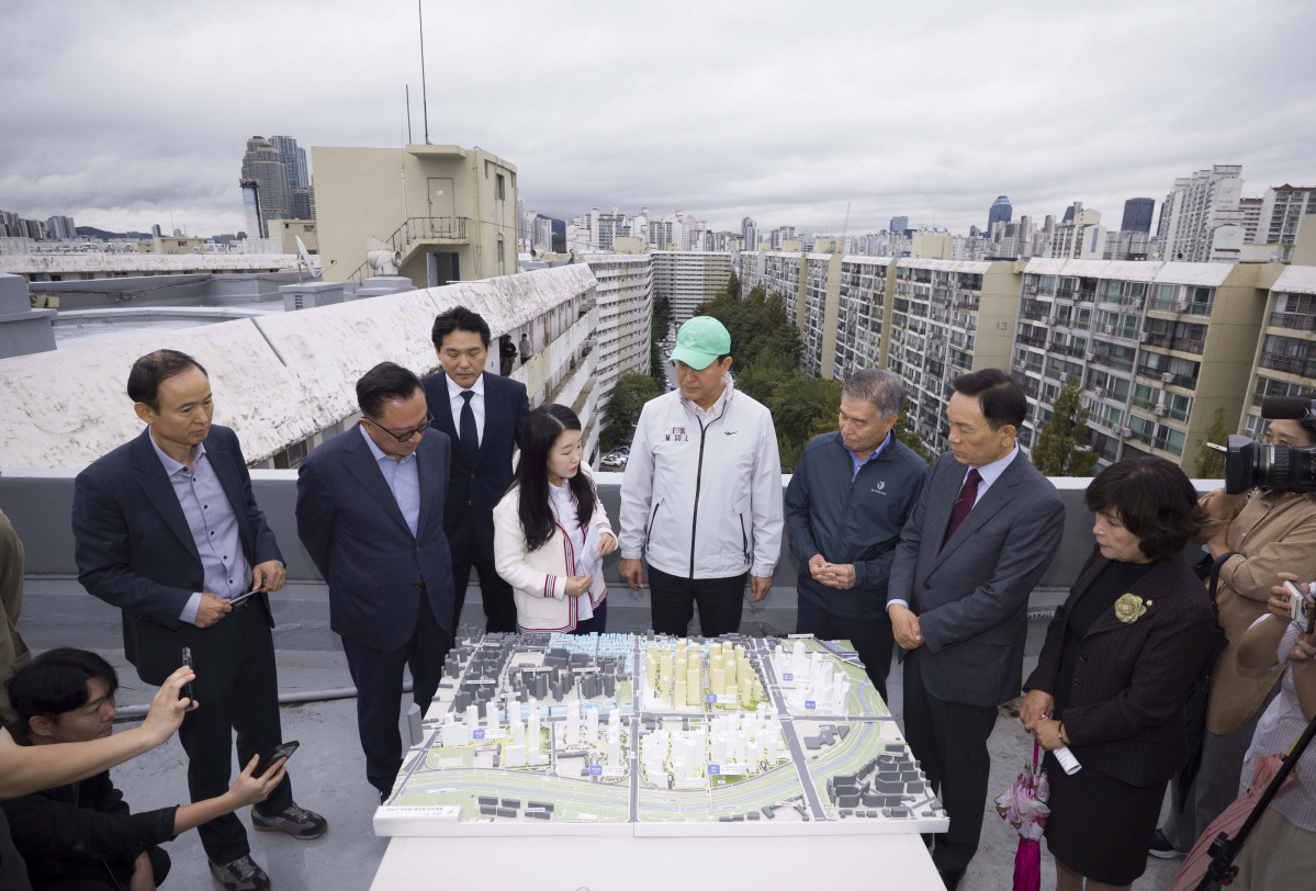 ▲오세훈 서울시장이 13일 서울 강남구 은마아파트 옥상에서 재건축 단지 미니어처 모형을 살펴보고 있다. 신태현 기자 holjjak@