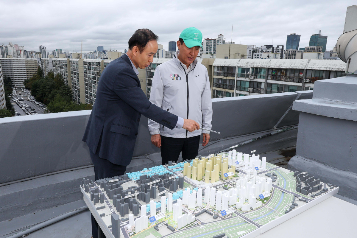 ▲오세훈 서울시장이 13일 서울 강남구 은마아파트 옥상에서 재건축 단지 미니어처 모형을 살펴보고 있다. 신태현 기자 holjjak@