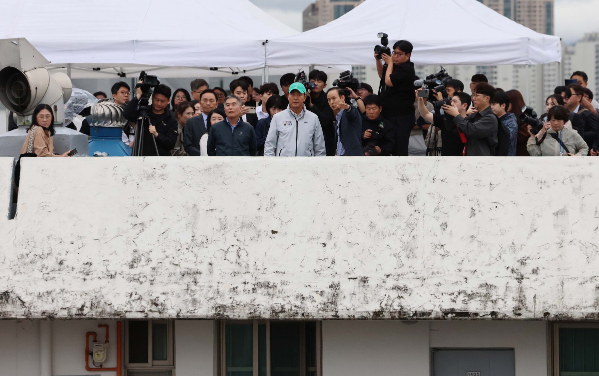 ▲오세훈 서울시장이 13일 오전 재건축 정비계획 변경안이 통과된 서울 강남구 대치동 은마아파트를 찾아 현장을 둘러보고 있다. 신태현 기자 holjjak@