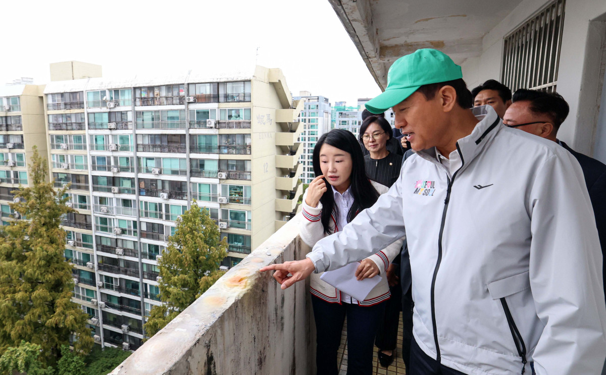 ▲오세훈 서울시장이 13일 오전 재건축 정비계획 변경안이 통과된 서울 강남구 대치동 은마아파트를 찾아 현장을 둘러보고 있다. 신태현 기자 holjjak@