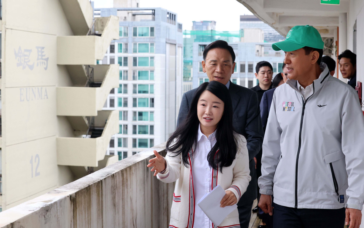 ▲오세훈 서울시장이 13일 오전 재건축 정비계획 변경안이 통과된 서울 강남구 대치동 은마아파트를 찾아 현장을 둘러보고 있다. 신태현 기자 holjjak@