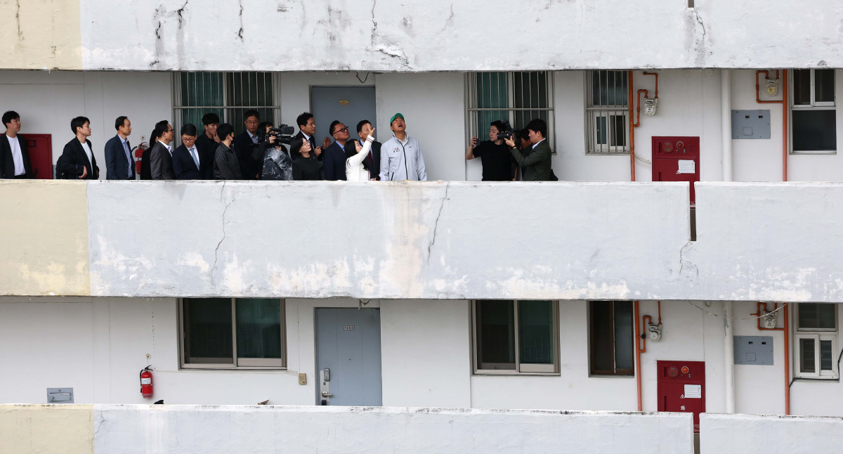 ▲오세훈 서울시장이 13일 오전 재건축 정비계획 변경안이 통과된 서울 강남구 대치동 은마아파트를 찾아 현장을 둘러보고 있다. 신태현 기자 holjjak@