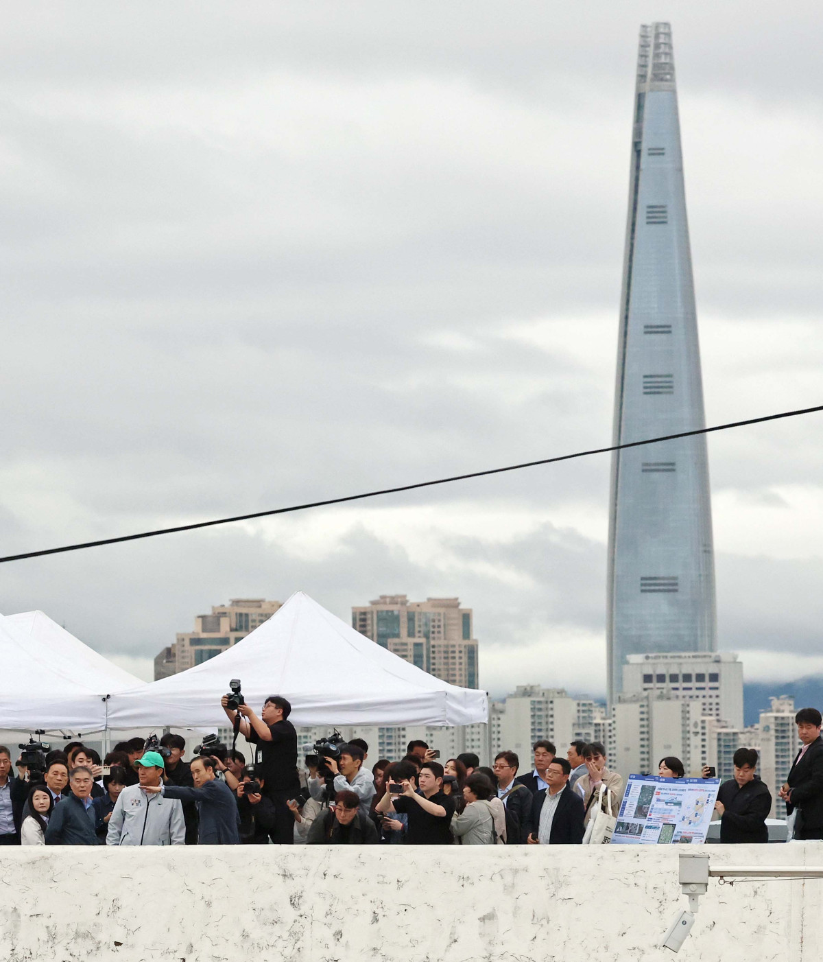 ▲오세훈 서울시장이 13일 오전 재건축 정비계획 변경안이 통과된 서울 강남구 대치동 은마아파트를 찾아 현장을 둘러보고 있다. 신태현 기자 holjjak@
