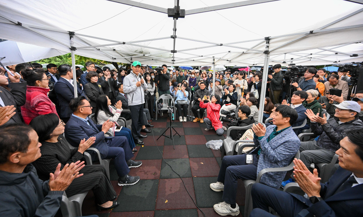 ▲오세훈 서울시장이 13일 오전 재건축 정비계획 변경안이 통과된 서울 강남구 대치동 은마아파트를 찾아 주민 간담회를 갖고 있다. 신태현 기자 holjjak@