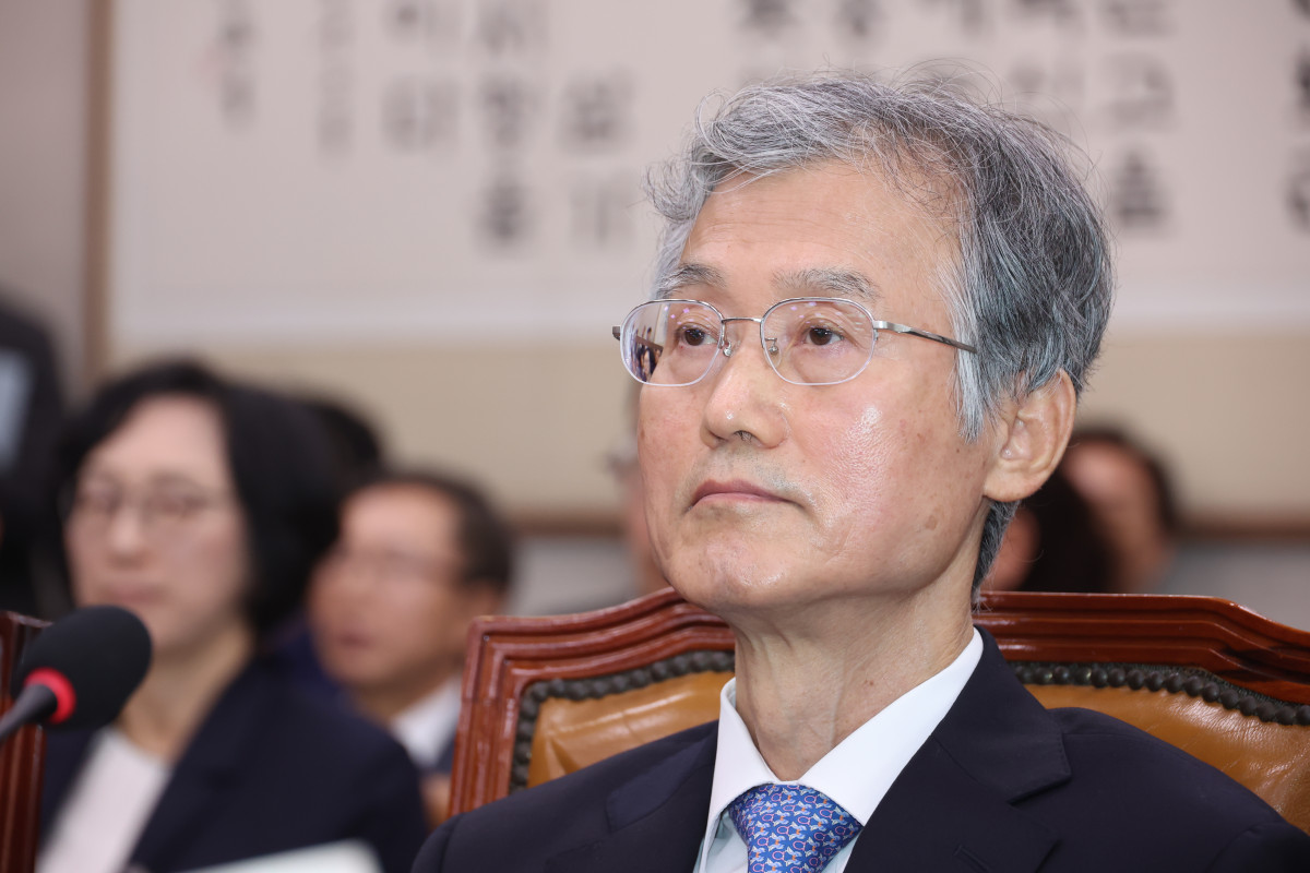 ▲조희대 대법원장이 13일 서울 여의도 국회에서 열린 법제사법위원회의 대법원 등 국정감사에서 박균택 더불어민주당 의원 질의에 답하지 않고 있다.   (뉴시스)