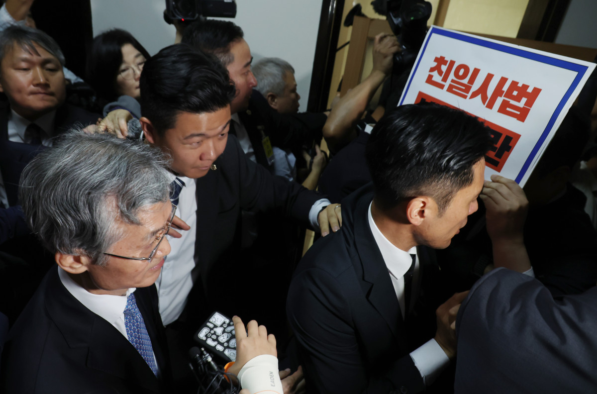 ▲조희대 대법원장이 13일 서울 여의도 국회에서 열린 법제사법위원회의 대법원 등 국정감사에서 정회 후 이석하고 있다.  (뉴시스)