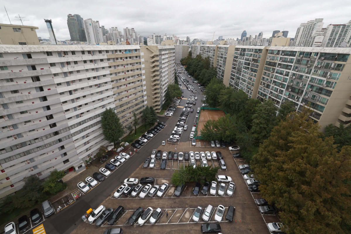 ▲서울 강남권의 대표 노후 단지이자 '재건축 최대어'로 꼽히는 은마아파트가 49층 5893세대 대단지로 탈바꿈한다. 은마아파트는 1979년 준공된 14층 4424세대 규모 노후단지로 서울시는 정비사업 인허가 절차를 대폭 간소화한 '신속통합기획' 2.0'을 은마아파트에 처음으로 적용해 사업 기간을 크게 단축할 계획이다. 사진은 13일 서울 강남구 대치동 은마아파트 모습. 신태현 기자 holjjak@