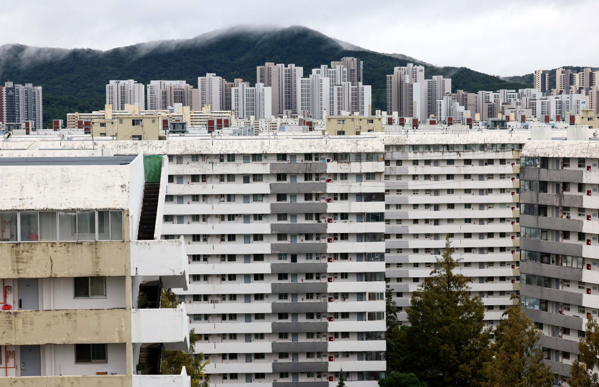 ▲서울 강남권의 대표 노후 단지이자 '재건축 최대어'로 꼽히는 은마아파트가 49층 5893세대 대단지로 탈바꿈한다. 은마아파트는 1979년 준공된 14층 4424세대 규모 노후단지로 서울시는 정비사업 인허가 절차를 대폭 간소화한 '신속통합기획' 2.0'을 은마아파트에 처음으로 적용해 사업 기간을 크게 단축할 계획이다. 사진은 13일 서울 강남구 대치동 은마아파트 모습. 신태현 기자 holjjak@