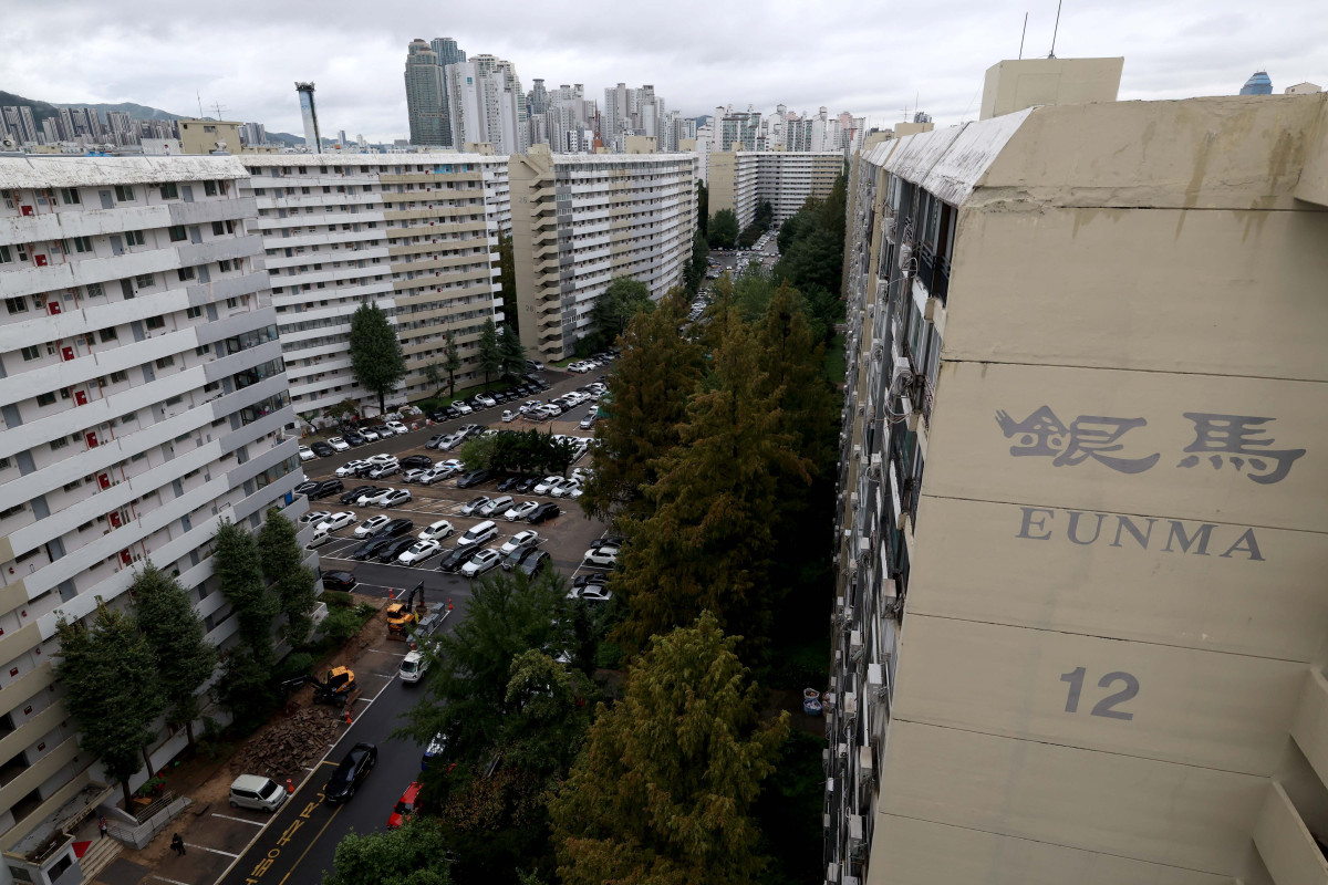 ▲서울 강남권의 대표 노후 단지이자 '재건축 최대어'로 꼽히는 은마아파트가 49층 5893세대 대단지로 탈바꿈한다. 은마아파트는 1979년 준공된 14층 4424세대 규모 노후단지로 서울시는 정비사업 인허가 절차를 대폭 간소화한 '신속통합기획' 2.0'을 은마아파트에 처음으로 적용해 사업 기간을 크게 단축할 계획이다. 사진은 13일 서울 강남구 대치동 은마아파트 모습. 신태현 기자 holjjak@