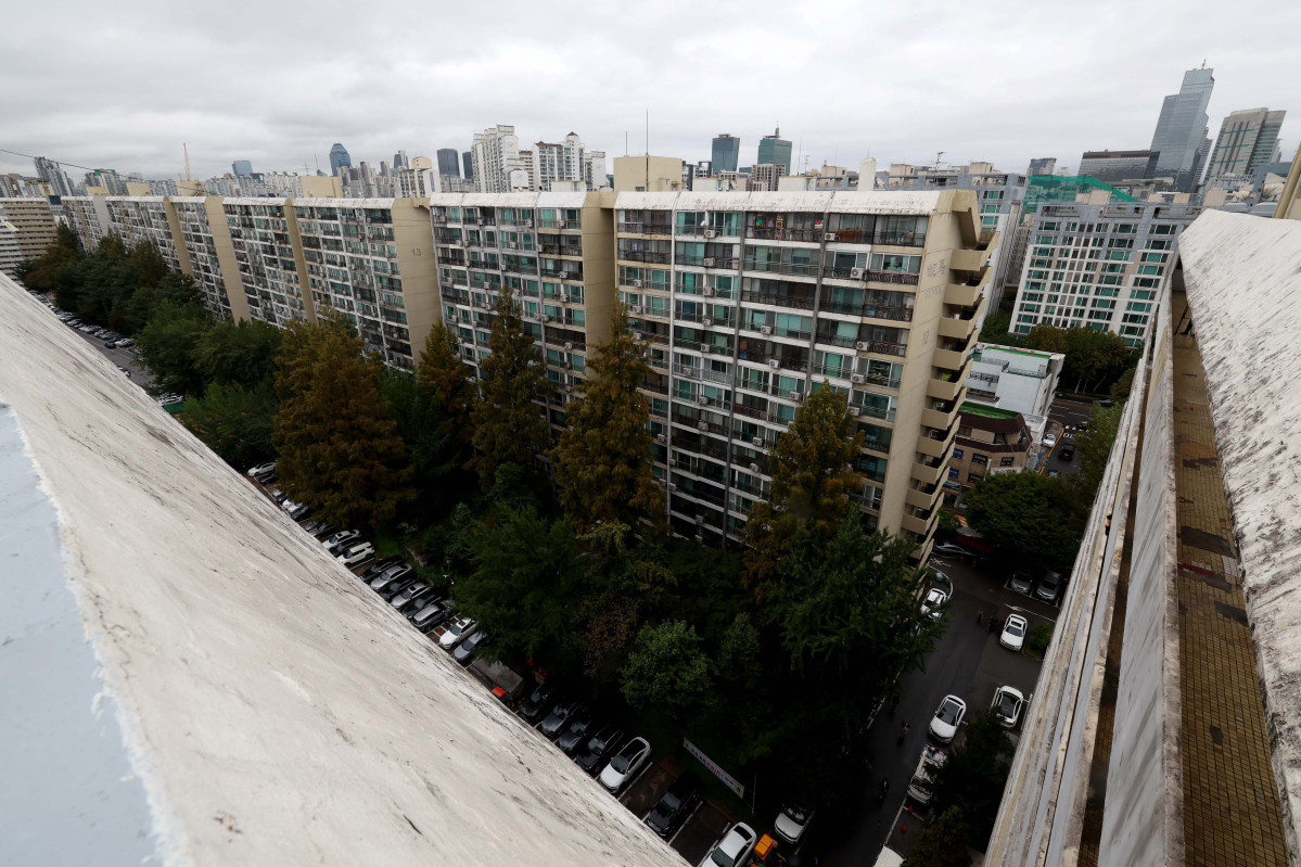 ▲서울 강남권의 대표 노후 단지이자 '재건축 최대어'로 꼽히는 은마아파트가 49층 5893세대 대단지로 탈바꿈한다. 은마아파트는 1979년 준공된 14층 4424세대 규모 노후단지로 서울시는 정비사업 인허가 절차를 대폭 간소화한 '신속통합기획' 2.0'을 은마아파트에 처음으로 적용해 사업 기간을 크게 단축할 계획이다. 사진은 13일 서울 강남구 대치동 은마아파트 모습. 신태현 기자 holjjak@