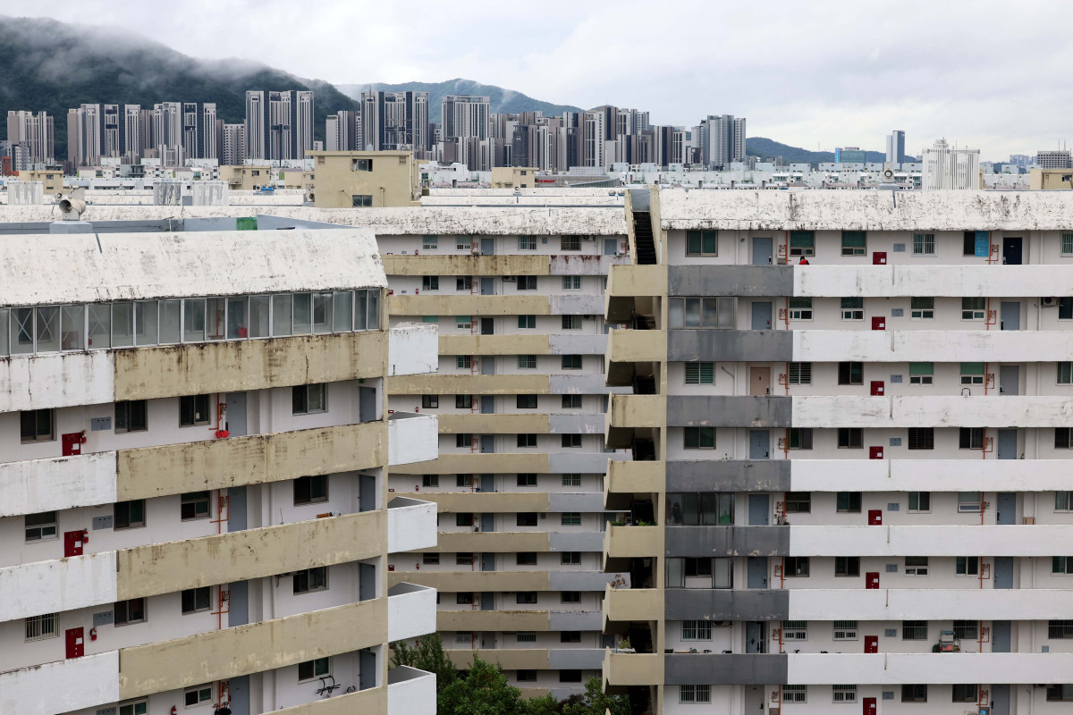 ▲서울 강남권의 대표 노후 단지이자 '재건축 최대어'로 꼽히는 은마아파트가 49층 5893세대 대단지로 탈바꿈한다. 은마아파트는 1979년 준공된 14층 4424세대 규모 노후단지로 서울시는 정비사업 인허가 절차를 대폭 간소화한 '신속통합기획' 2.0'을 은마아파트에 처음으로 적용해 사업 기간을 크게 단축할 계획이다. 사진은 13일 서울 강남구 대치동 은마아파트 모습. 신태현 기자 holjjak@