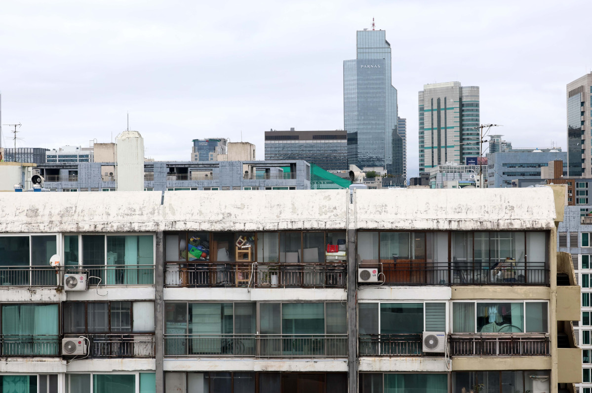 ▲서울 강남권의 대표 노후 단지이자 '재건축 최대어'로 꼽히는 은마아파트가 49층 5893세대 대단지로 탈바꿈한다. 은마아파트는 1979년 준공된 14층 4424세대 규모 노후단지로 서울시는 정비사업 인허가 절차를 대폭 간소화한 '신속통합기획' 2.0'을 은마아파트에 처음으로 적용해 사업 기간을 크게 단축할 계획이다. 사진은 13일 서울 강남구 대치동 은마아파트 모습. 신태현 기자 holjjak@