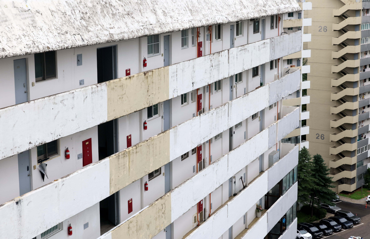 ▲서울 강남권의 대표 노후 단지이자 '재건축 최대어'로 꼽히는 은마아파트가 49층 5893세대 대단지로 탈바꿈한다. 은마아파트는 1979년 준공된 14층 4424세대 규모 노후단지로 서울시는 정비사업 인허가 절차를 대폭 간소화한 '신속통합기획' 2.0'을 은마아파트에 처음으로 적용해 사업 기간을 크게 단축할 계획이다. 사진은 13일 서울 강남구 대치동 은마아파트 모습. 신태현 기자 holjjak@