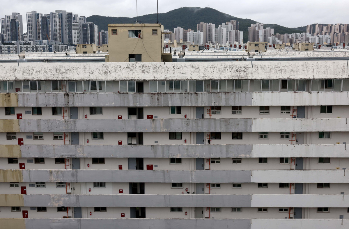 ▲서울 강남권의 대표 노후 단지이자 '재건축 최대어'로 꼽히는 은마아파트가 49층 5893세대 대단지로 탈바꿈한다. 은마아파트는 1979년 준공된 14층 4424세대 규모 노후단지로 서울시는 정비사업 인허가 절차를 대폭 간소화한 '신속통합기획' 2.0'을 은마아파트에 처음으로 적용해 사업 기간을 크게 단축할 계획이다. 사진은 13일 서울 강남구 대치동 은마아파트 모습. 신태현 기자 holjjak@