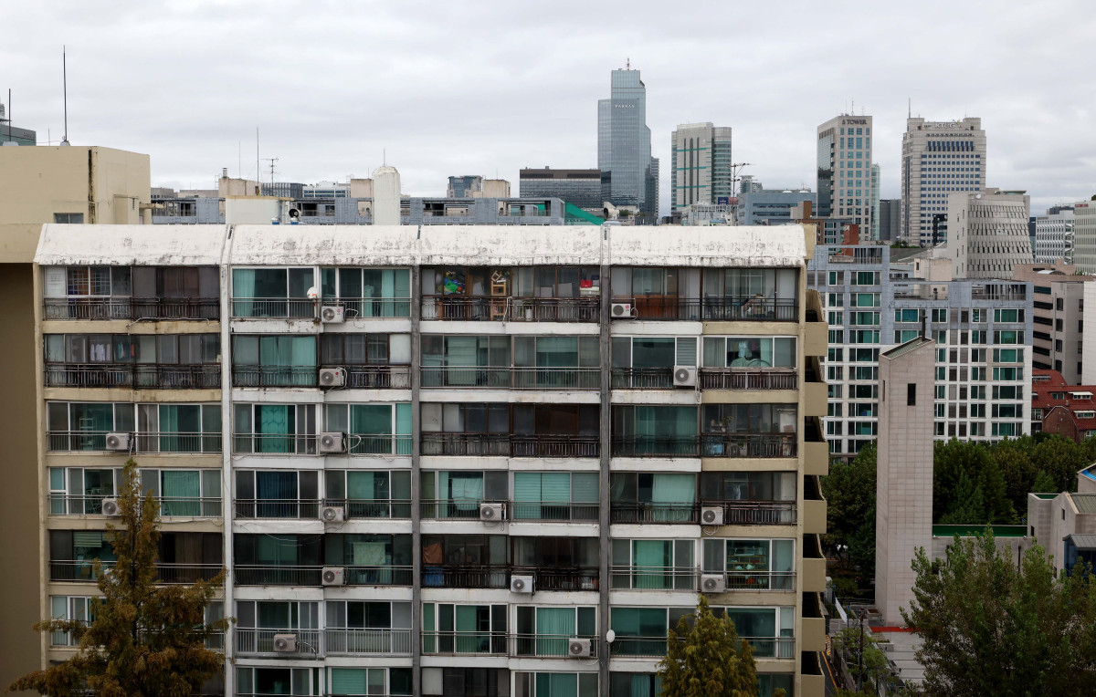 ▲서울 강남권의 대표 노후 단지이자 '재건축 최대어'로 꼽히는 은마아파트가 49층 5893세대 대단지로 탈바꿈한다. 은마아파트는 1979년 준공된 14층 4424세대 규모 노후단지로 서울시는 정비사업 인허가 절차를 대폭 간소화한 '신속통합기획' 2.0'을 은마아파트에 처음으로 적용해 사업 기간을 크게 단축할 계획이다. 사진은 13일 서울 강남구 대치동 은마아파트 모습. 신태현 기자 holjjak@