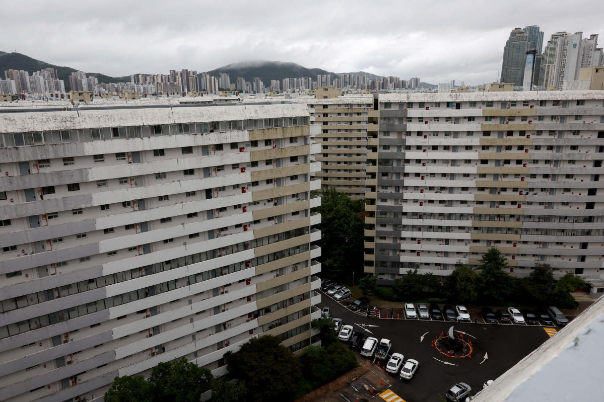 ▲서울 강남권의 대표 노후 단지이자 '재건축 최대어'로 꼽히는 은마아파트가 49층 5893세대 대단지로 탈바꿈한다. 은마아파트는 1979년 준공된 14층 4424세대 규모 노후단지로 서울시는 정비사업 인허가 절차를 대폭 간소화한 '신속통합기획' 2.0'을 은마아파트에 처음으로 적용해 사업 기간을 크게 단축할 계획이다. 사진은 13일 서울 강남구 대치동 은마아파트 모습. 신태현 기자 holjjak@