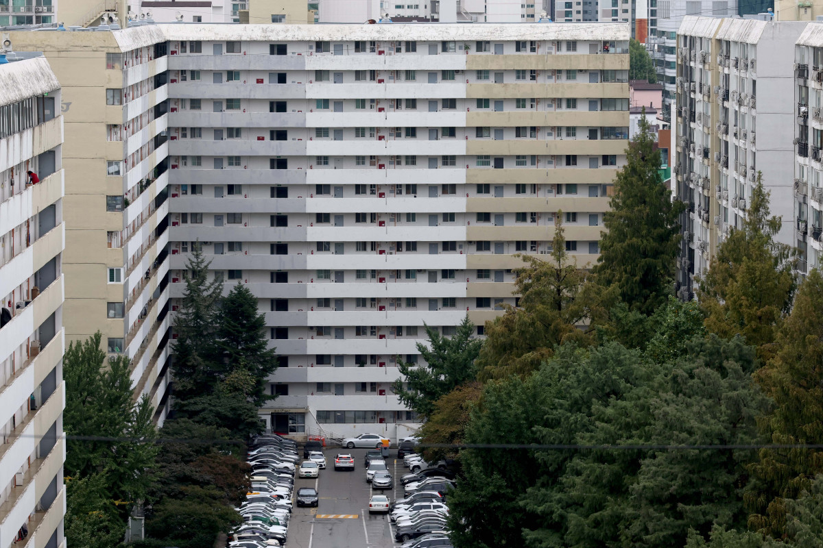 ▲서울 강남권의 대표 노후 단지이자 '재건축 최대어'로 꼽히는 은마아파트가 49층 5893세대 대단지로 탈바꿈한다. 은마아파트는 1979년 준공된 14층 4424세대 규모 노후단지로 서울시는 정비사업 인허가 절차를 대폭 간소화한 '신속통합기획' 2.0'을 은마아파트에 처음으로 적용해 사업 기간을 크게 단축할 계획이다. 사진은 13일 서울 강남구 대치동 은마아파트 모습. 신태현 기자 holjjak@