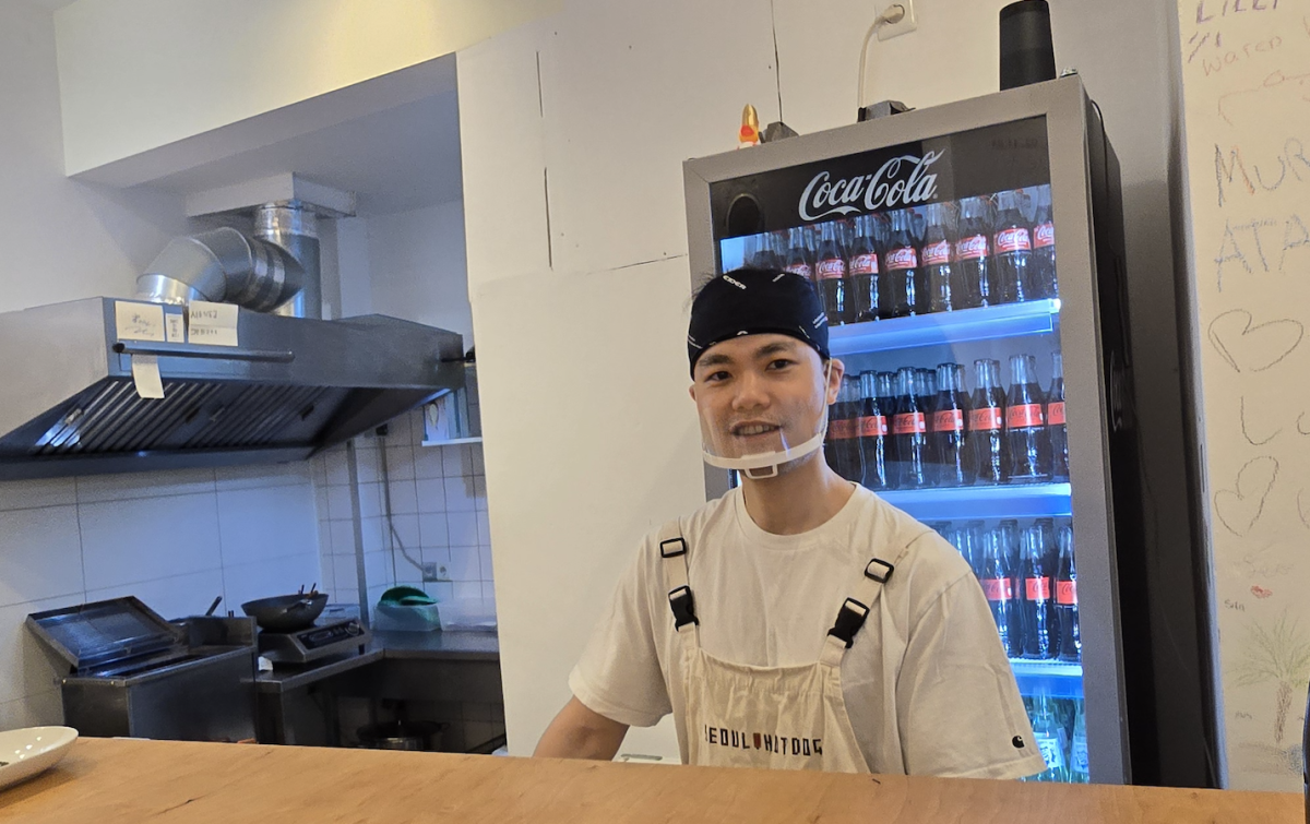 ▲독일 쾰른에서 한국식 핫도그 등 K스트리트푸드로 구글맵 평점 5.0점을 기록 중인 서울핫도그 김현수(가명) 사장. (사진=배근미 기자 @athena3507)