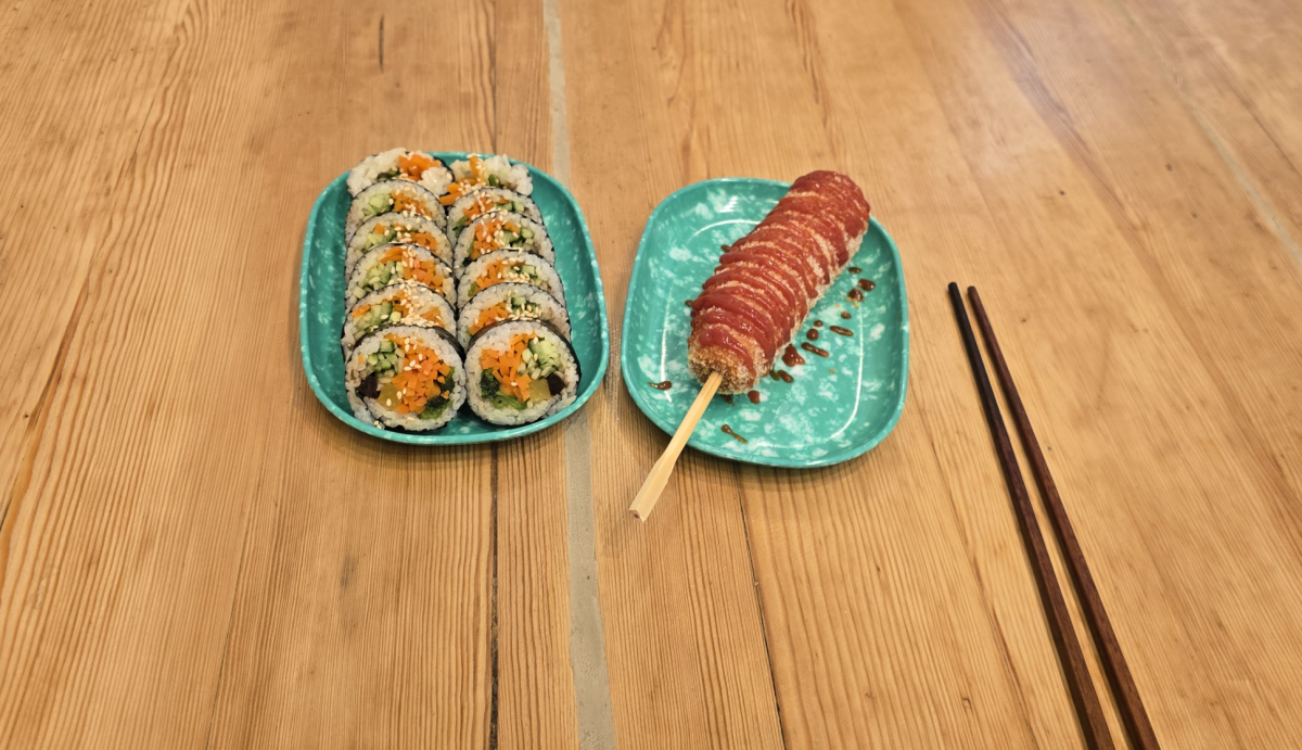 ▲독일 쾰른에서 직접 맛본 김밥과 핫도그, 이 매장에서는 현지인들도 김밥을 먹을 때 나무젓가락을 사용한다. (사진=배근미 기자 @athena3507)