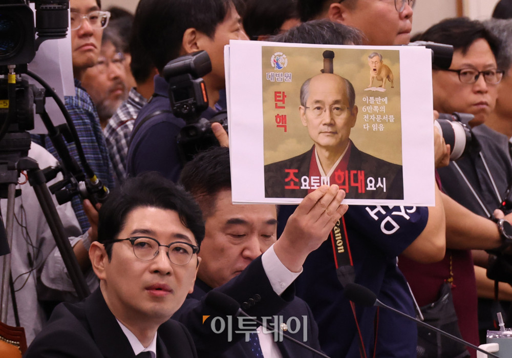 ▲최혁진 무소속 의원이 13일 서울 여의도 국회에서 열린 법제사법위원회 국정감사에서 조희대 대법원장에게 질의를 하고 있다. 이날 추미애 법사위원장은 조 대법원장을 관례대로 인사말 후 이석시키지 않고 참고인 신분으로 질의응답을 진행했다. 고이란 기자 photoeran@